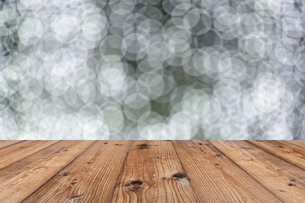 El piso de madera viejo de Brown en el contexto del bokeh de la Navidad y tiene espacio de la copia.