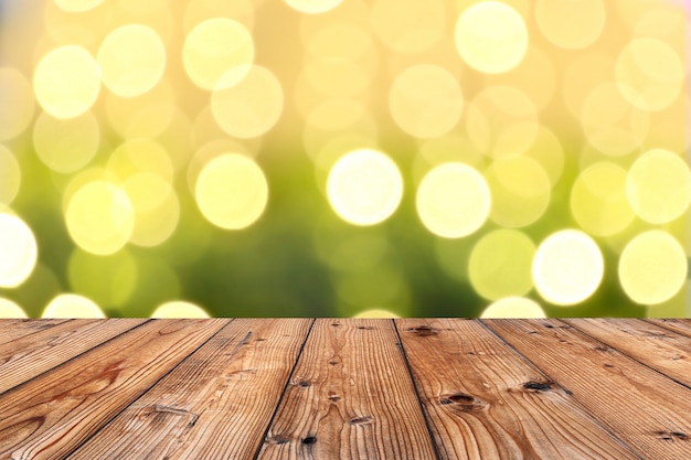 El piso de madera viejo de Brown en el contexto del bokeh de la Navidad y tiene espacio de la copia.