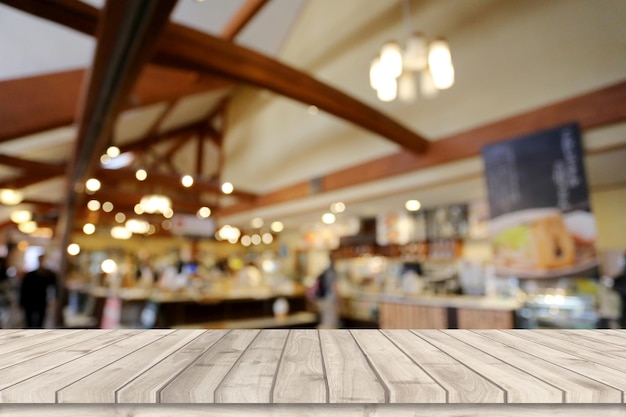 Piso de una mesa de madera vacía con un fondo de restaurante bokeh