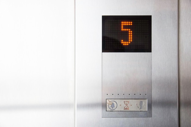 Piso número cinco en la pantalla LCD electrónica en el ascensor del moderno centro de negocios