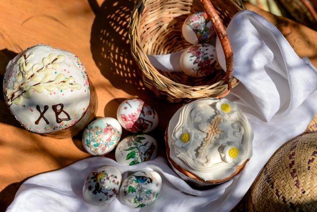 El piso de pascua yacía con pasteles y huevos en una canasta el día de pascua