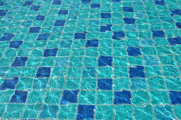 Piso de la piscina bajo el agua como fondo