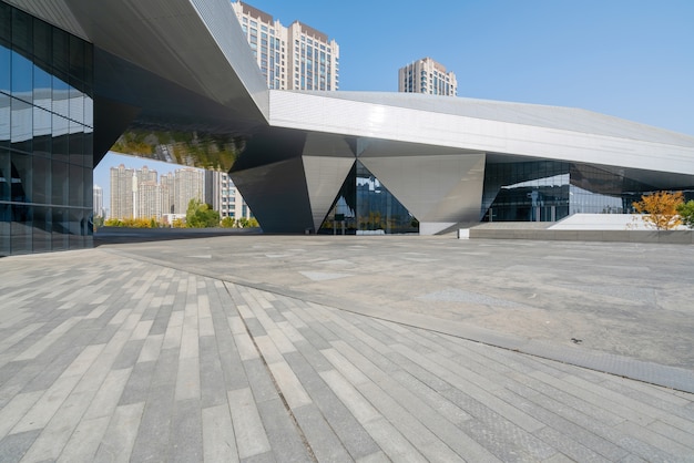 Piso quadrado vazio e arquitetura moderna em taiyuan, província de shanxi, china