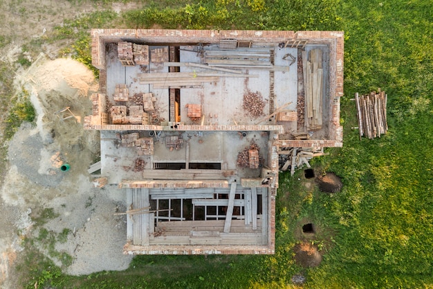 piso de sótano de ladrillo y pilas de ladrillo para construcción