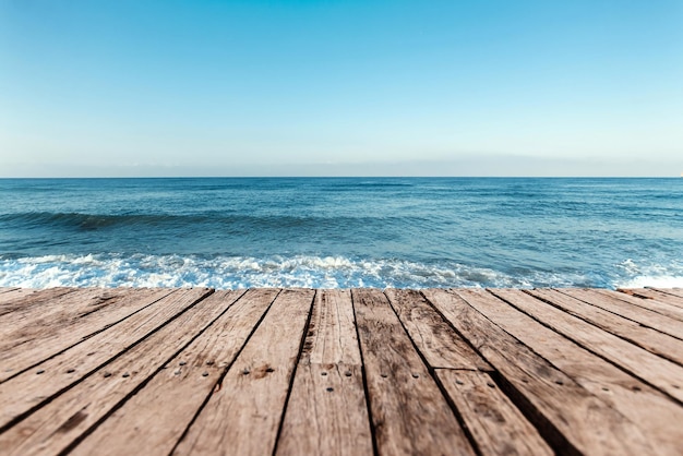 Piso de tablas viejas contra el fondo del mar azul y el cielo El concepto de papel tapiz de vacaciones de viajes de vacaciones