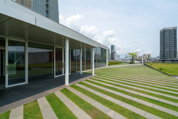 Piso vacío y edificio de oficinas en el centro financiero, Shenzhen, China