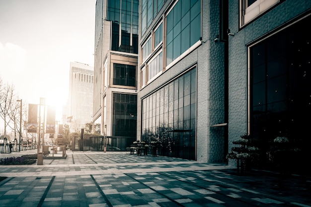 Foto piso vacío frente de edificio moderno