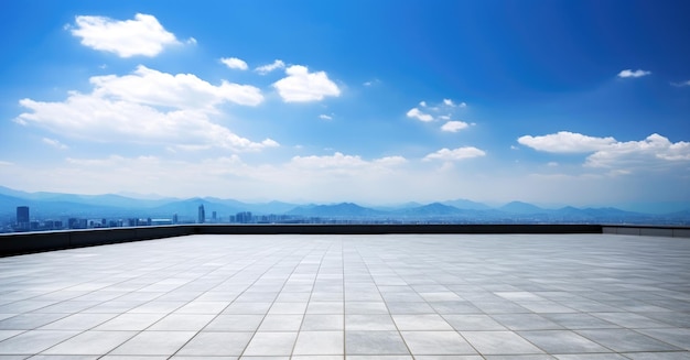 Piso vacío con paisaje urbano de vista en el cielo azul de la nube en la azotea