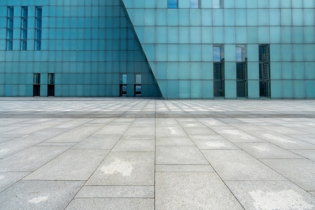 Foto el piso vacío de la plaza y las paredes exteriores de los edificios modernos.