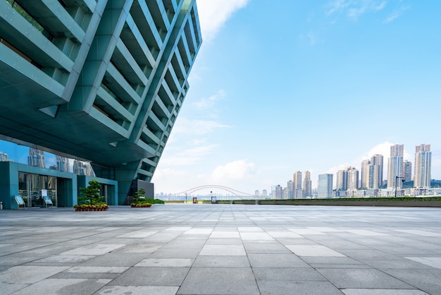 El piso vacío de la plaza y las paredes exteriores de los edificios modernos.