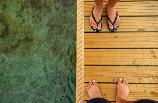 Pisos de madera viejos en un muelle y un agua hermosa