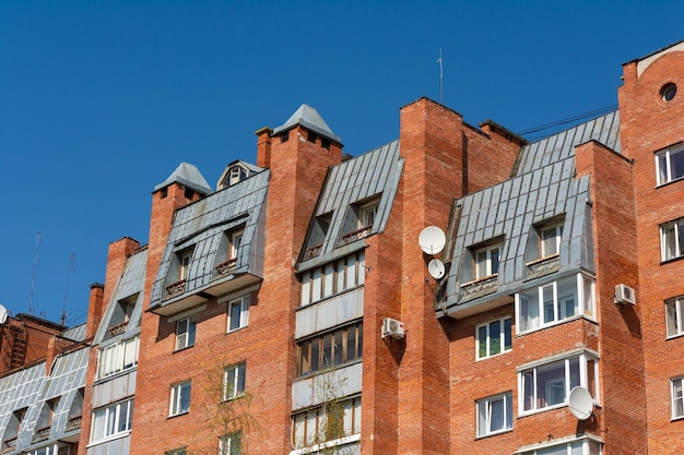 Los pisos superiores de edificios de gran altura con techos tapizados con apartamentos de chapa de hierro