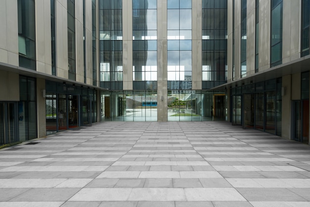 Foto pisos vacíos y edificios de oficinas en el centro financiero, qingdao, china