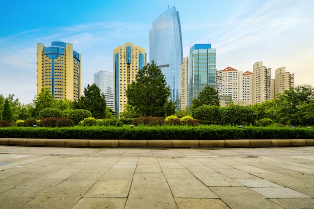 Pisos vazios e edifícios de escritórios no centro financeiro, qingdao, china