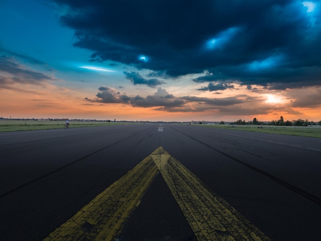 Pista de aterrizaje del aeropuerto en Tempelhofer feld contra el cielo nublado al anochecer