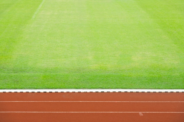 Pista de atletismo con gree field