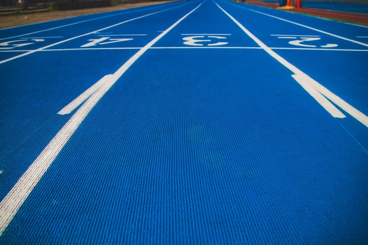 Pista de atletismo numerada de color azul. Posición inicial