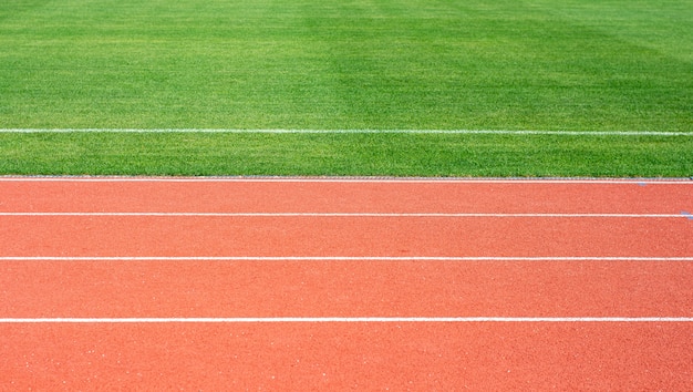 Pista de atletismo roja en el estadio