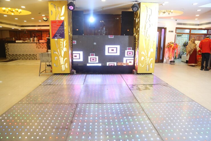 Una pista de baile con un letrero que dice "fiesta de dj".