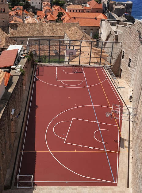 Foto pista de baloncesto en el casco antiguo de dubrovnik