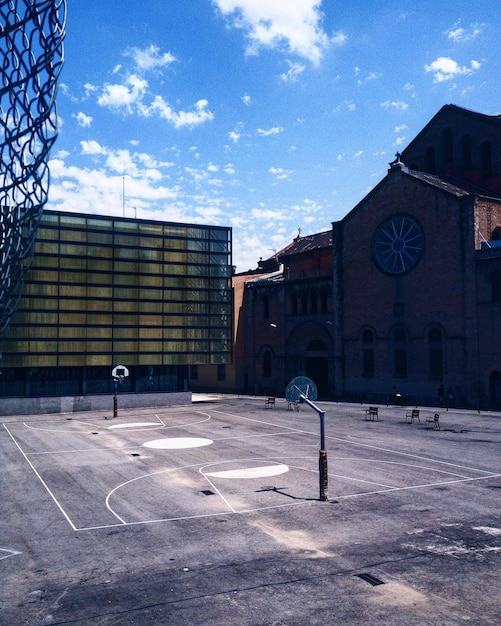 Foto pista de baloncesto contra el cielo nublado