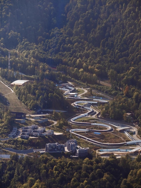 Pista de bobsleigh y complejo hotelero resort de montaña instalaciones deportivas de los juegos olímpicos de invierno en sochi en