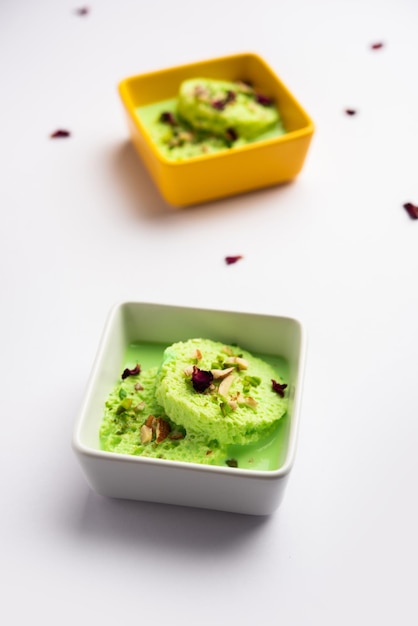 Pista Bread Rasmalai es la versión modificada del Ras malai tradicional que usa rebanadas de pan