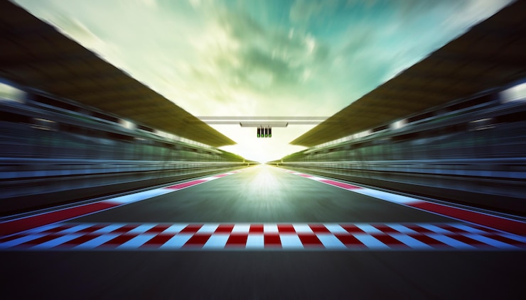 Foto pista de carreras de automóviles contra el cielo durante la puesta de sol
