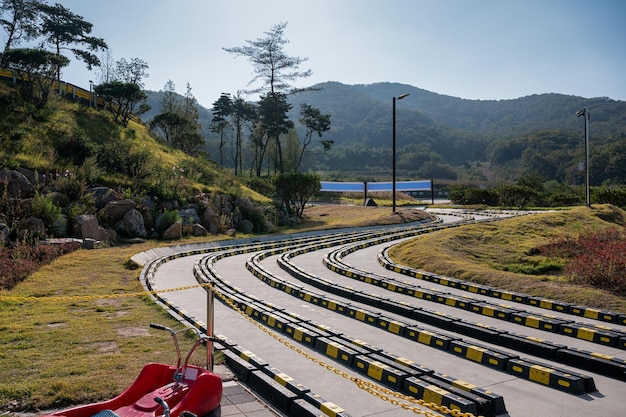 Pista de carreras curvada del horizonte Luge actividad en la colina