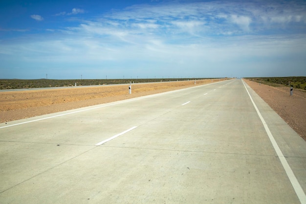 Pista y cielo en el horizonte