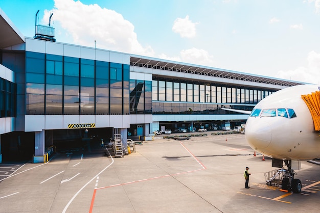 Pista de aeronaves de um edifício moderno do aeroporto