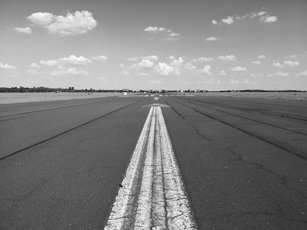 Foto pista de aterragem do aeroporto contra o céu