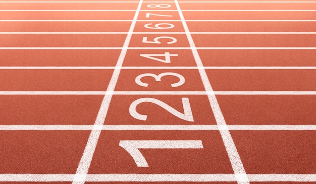 Pista de atletismo do atleta com número na largada. vista lateral e ângulo de close-up.