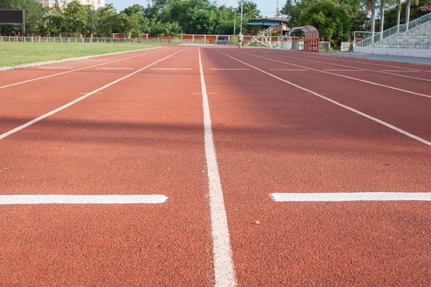 Foto pista de atletismo no estádio desportivo.