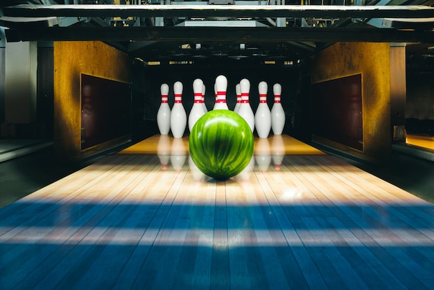 Pista de boliche. bola e pinos.