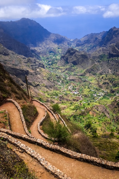 Pista de caminhada aérea no vale de Paul, ilha de Santo Antão, Cabo Verde