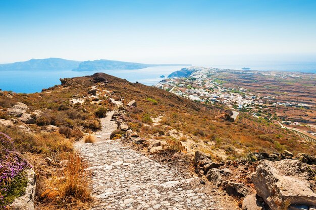 Pista de caminhada na ilha de Santorini, Grécia. Paisagem de verão, vista para o mar