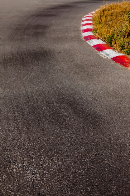 Pista de corrida com lancil branco e vermelho