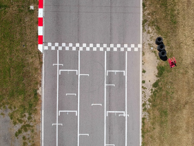 Pista de corrida com linha de partida ou de chegada, vista aérea