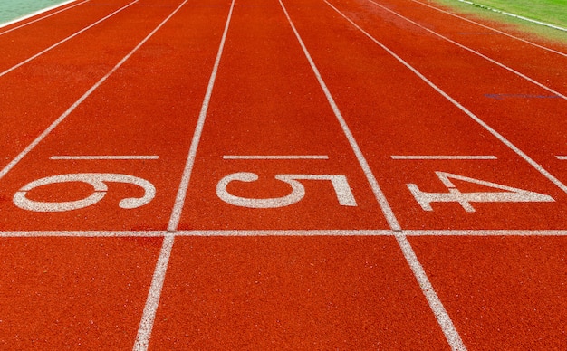 Pista de corrida com o número, começando corredor