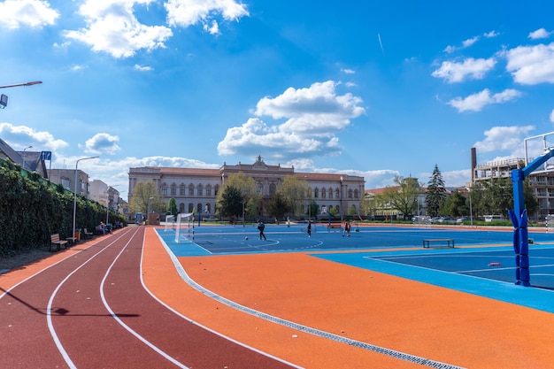 Pista de corrida e quadra de basquete em frente ao colégio