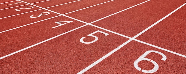 Pista de corrida vermelha com números de pista closeup esteira no estádio conceito de esporte e fitness de verão