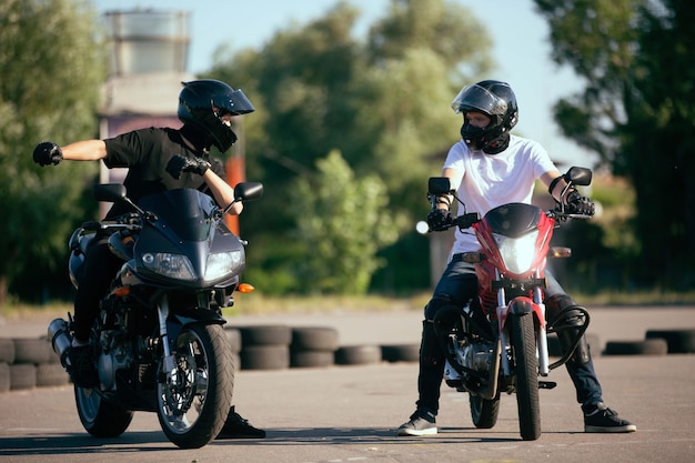 Pista de escola de moto dirigindo um motociclista em uma motocicleta