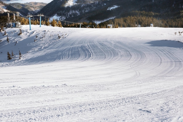 Pista de esqui na estância de neve no dia de inverno