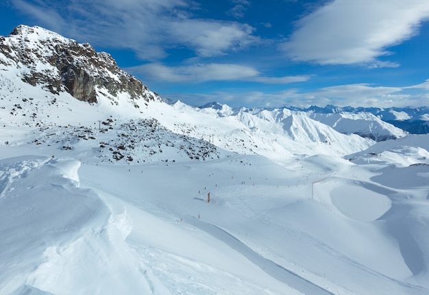 Pista de esqui na manhã de inverno silvretta alpes (tirol, áustria). todas as pessoas estão irreconhecíveis.