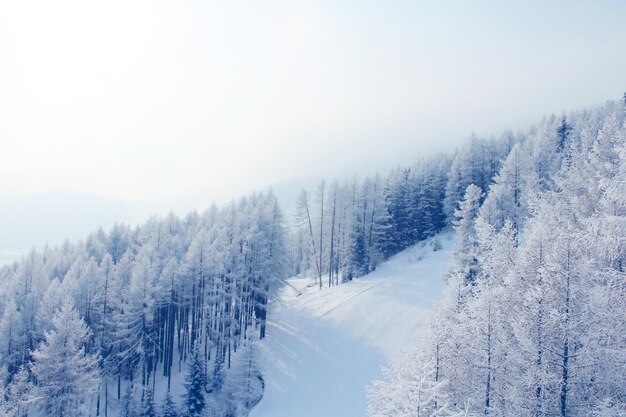 Pista de esqui nas montanhas dos Alpes em Solden, resort de esportes de inverno na Áustria