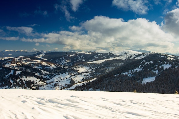 Pista de esqui Slavske com céu azul cercado por montanhas e florestas Montanhas dos Cárpatos Ucrânia
