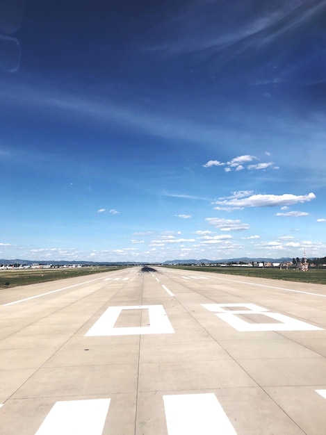 Foto pista de pouso do aeroporto contra o céu azul