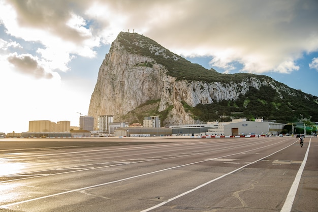 Pista do aeroporto, pronta para partir da aeronave em tempo ensolarado em gibraltar