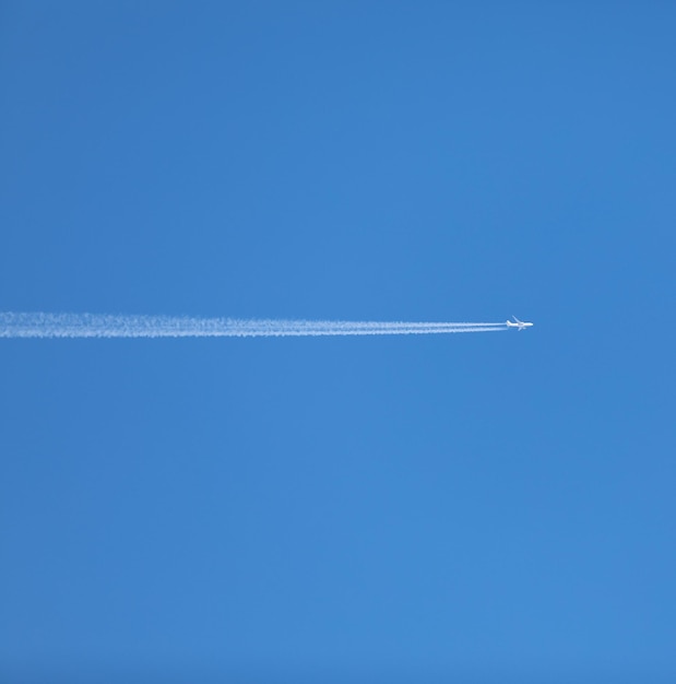 pista dupla no céu de um avião a jato